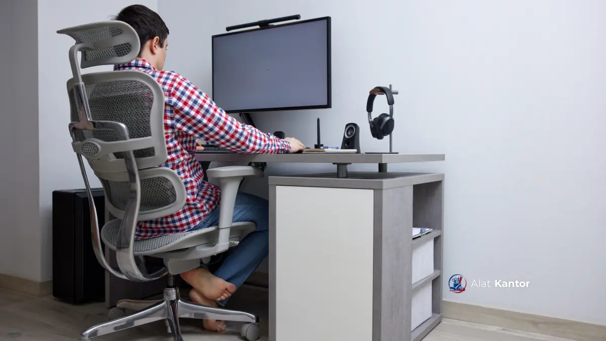 Kursi ergonomis dengan mekanik hidrolik dan lumbar support untuk kantor