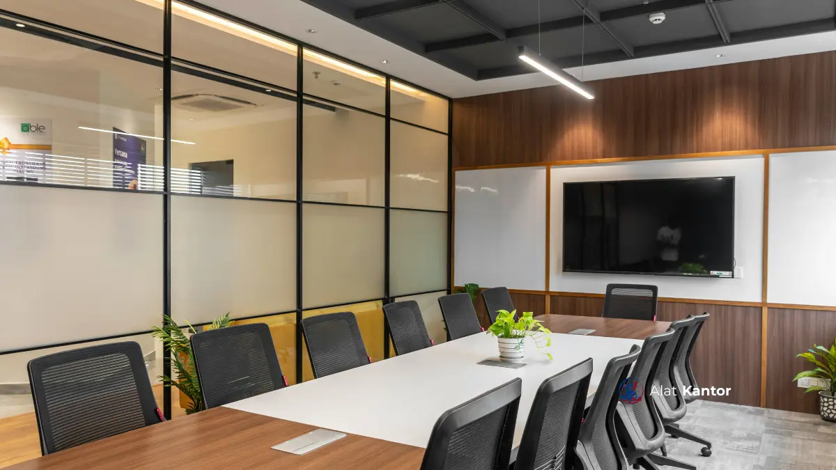 Smart board untuk ruang rapat hybrid di kantor instansi pemerintah